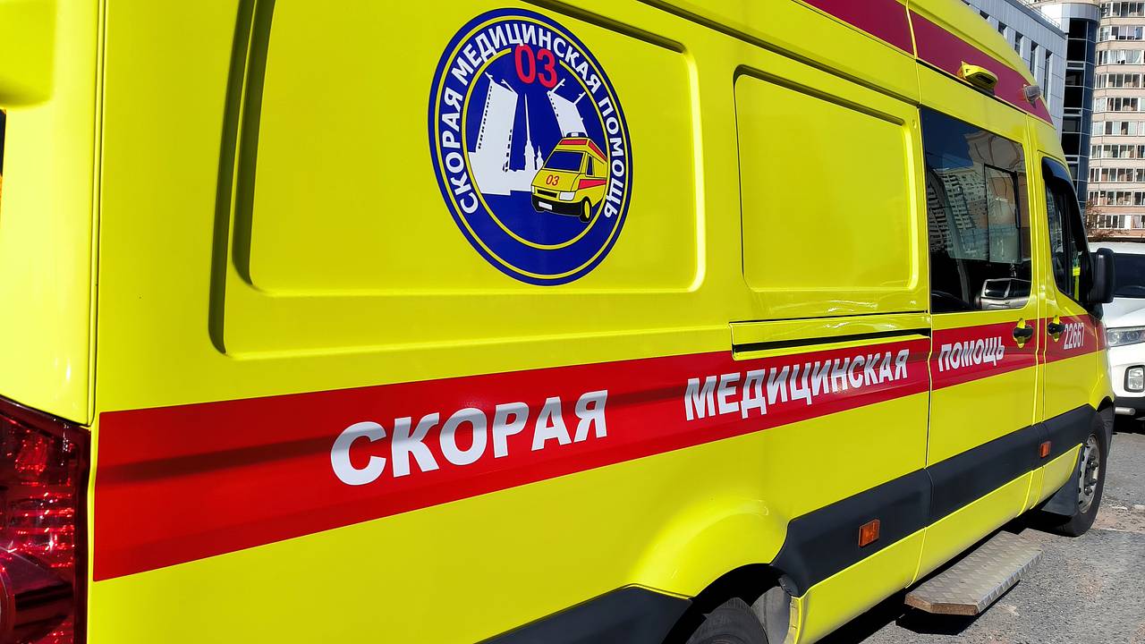 В российском регионе остановившемуся у перевернутого авто врачу проломили голову В российском регионе остановившемуся у перевернутого авто врачу проломили голову