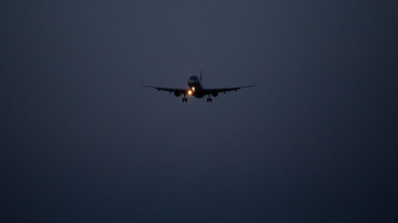 В аэропорту Москвы объявили тревогу из-за самолета с отказавшим двигателем В аэропорту Москвы объявили тревогу из-за самолета с отказавшим двигателем