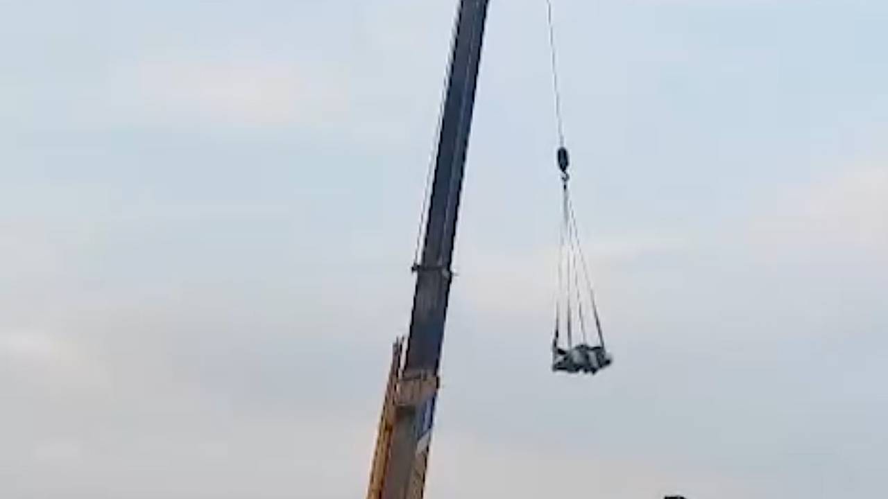 В России рабочий покатал друга на строительном кране на большой высоте и попал на видео В России рабочий покатал друга на строительном кране на большой высоте и попал на видео