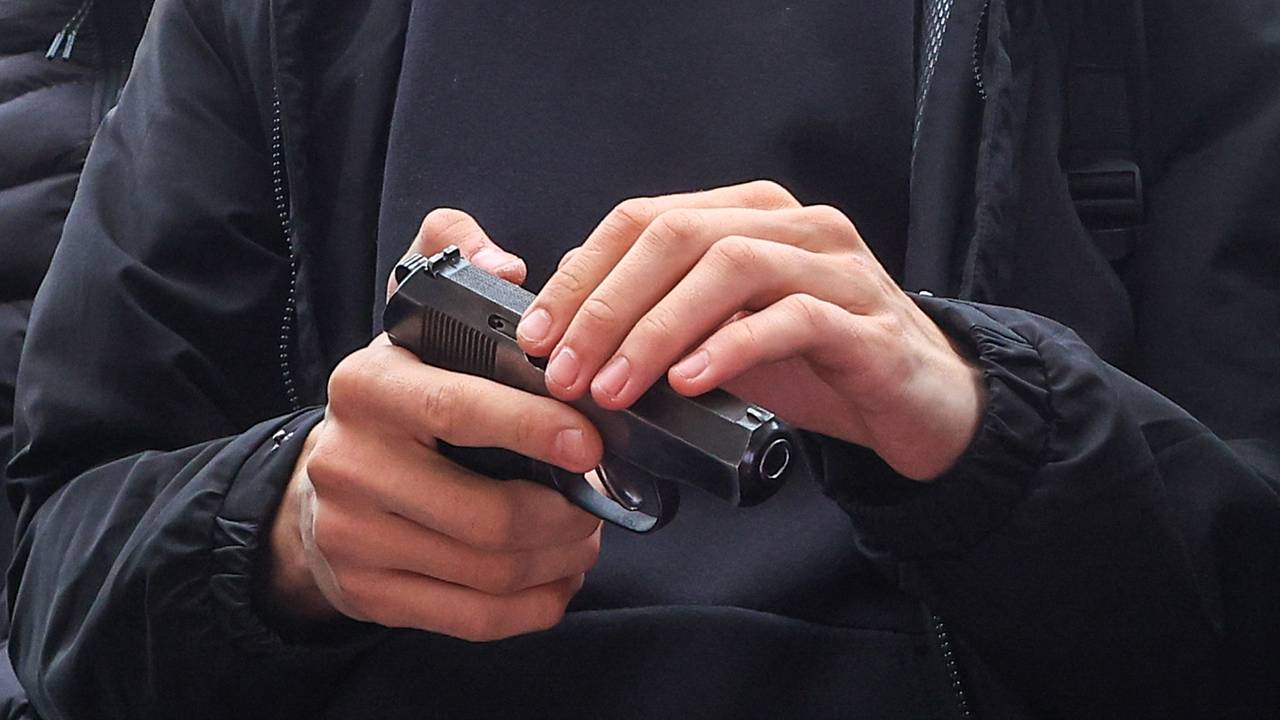 Студент собрал боевой пистолет на паре и пошел гулять с ним по Москве Студент собрал боевой пистолет на паре и пошел гулять с ним по Москве