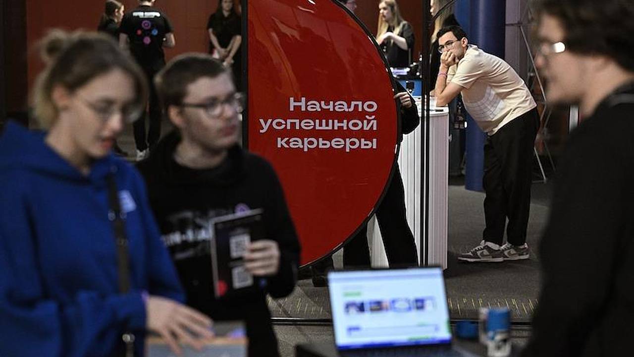 Россиянам назвали сферы работы с самым быстрым карьерным ростом Россиянам назвали сферы работы с самым быстрым карьерным ростом