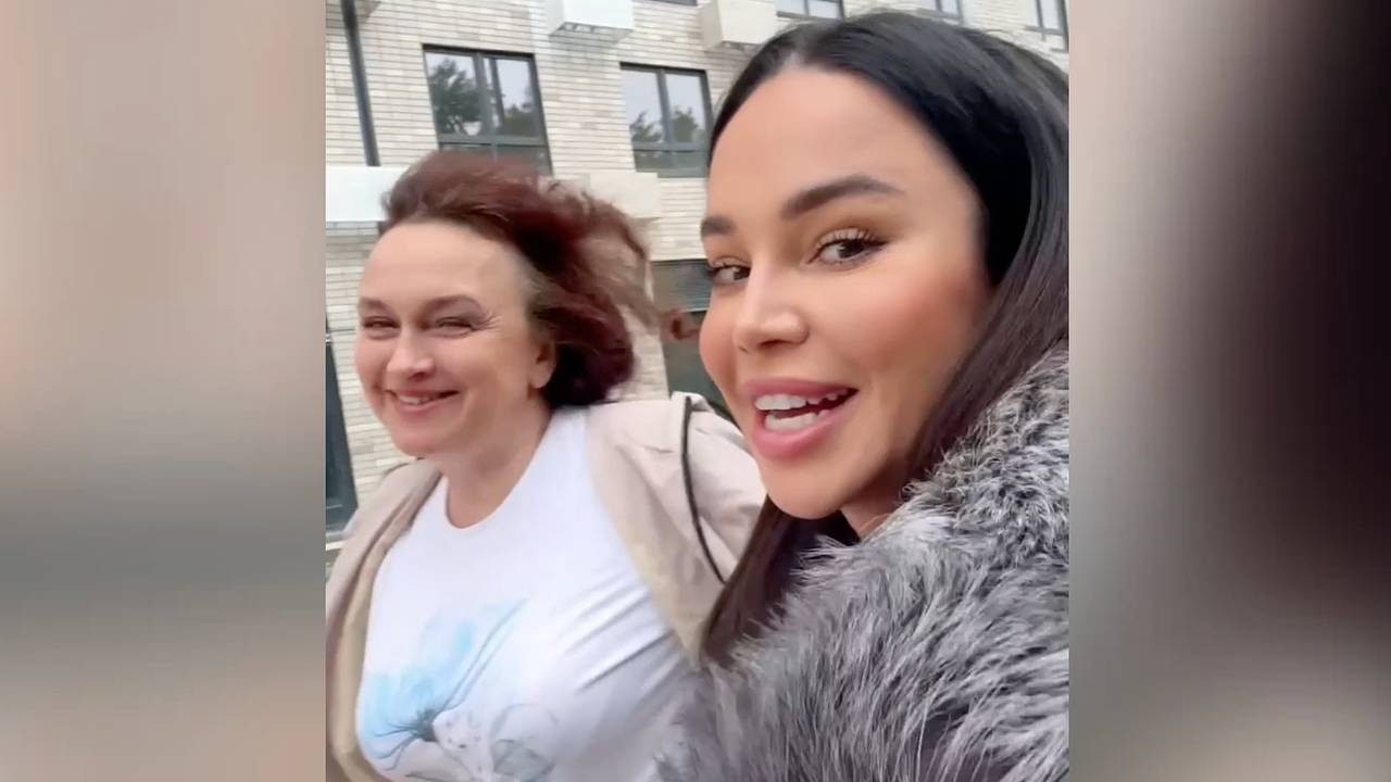 Звезда «Дома 2» забрала ключи от новой квартиры в Москве Звезда «Дома 2» забрала ключи от новой квартиры в Москве