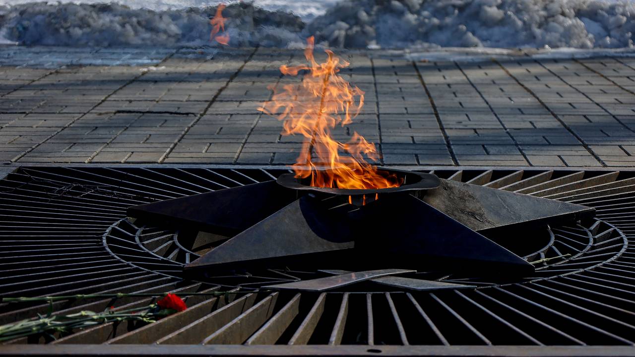 На Украине с мемориала сняли таблички из-за русского языка На Украине с мемориала сняли таблички из-за русского языка