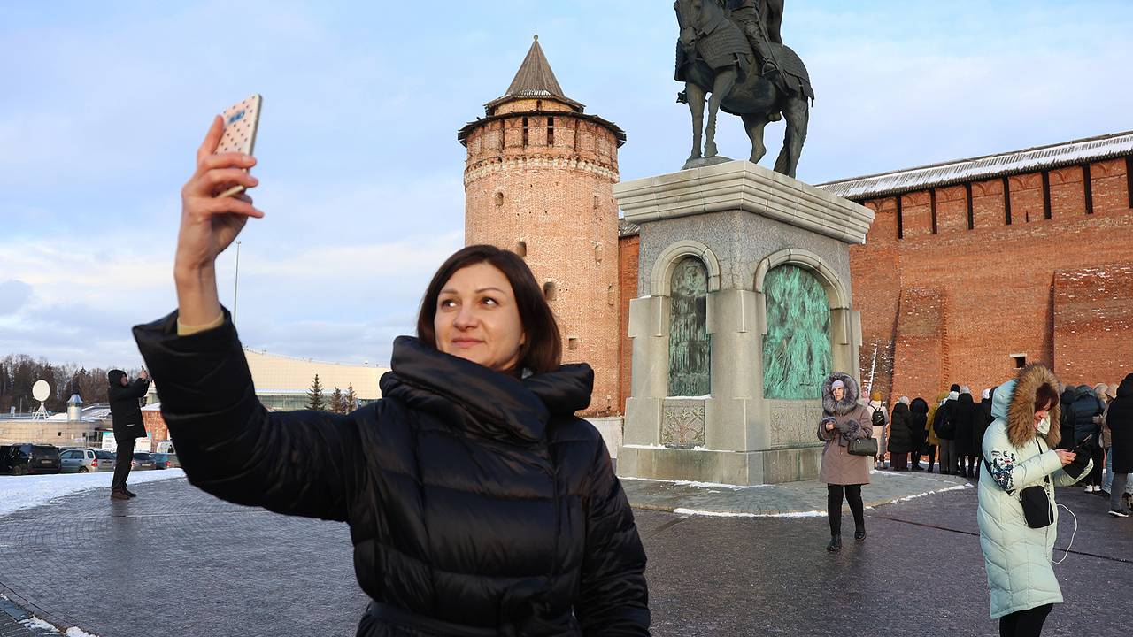 Тысячи туристов из Евросоюза устремились в Россию вопреки санкциям Тысячи туристов из Евросоюза устремились в Россию вопреки санкциям