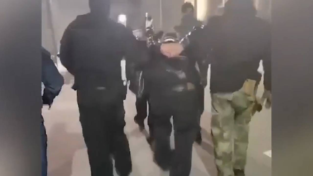 Сотрудники МВД и ФСБ вывели из кафе подозреваемого по делу о теракте в российском регионе Сотрудники МВД и ФСБ вывели из кафе подозреваемого по делу о теракте в российском регионе