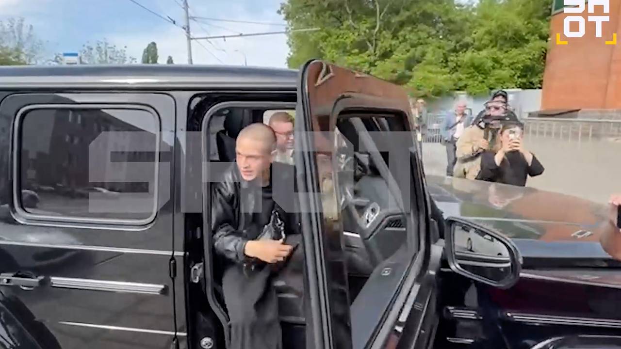 Звезда «Вампиров средней полосы» приехал в армию на черном «Гелендвагене» Звезда «Вампиров средней полосы» приехал в армию на черном «Гелендвагене»