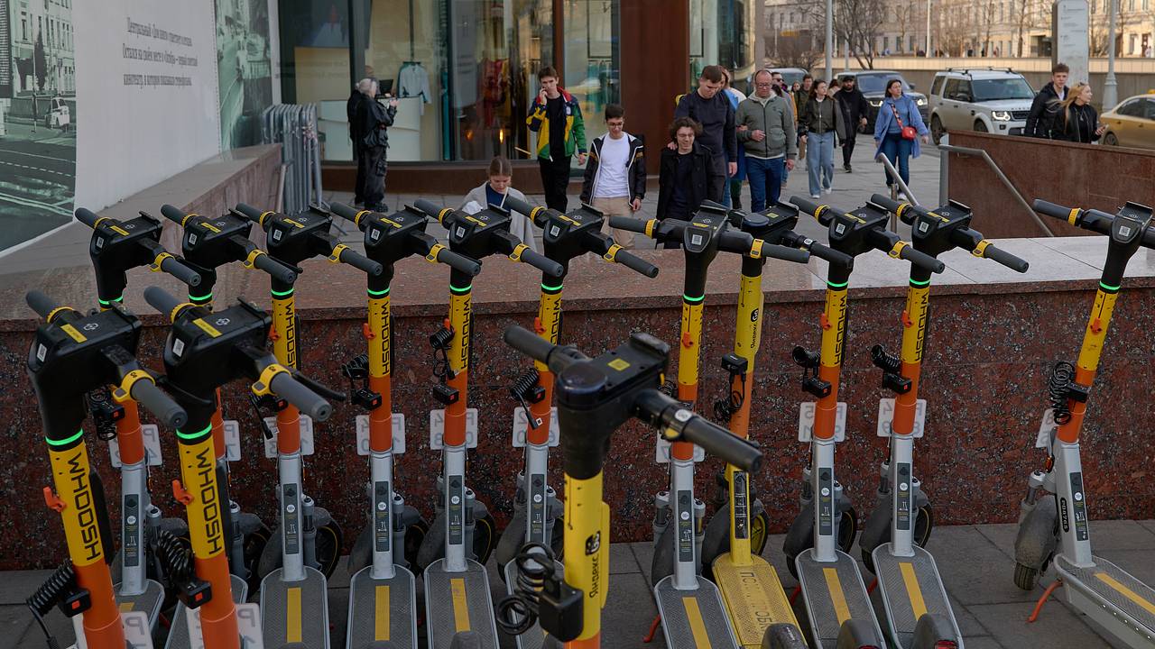 Российских школьников научат кататься на электросамокате Российских школьников научат кататься на электросамокате