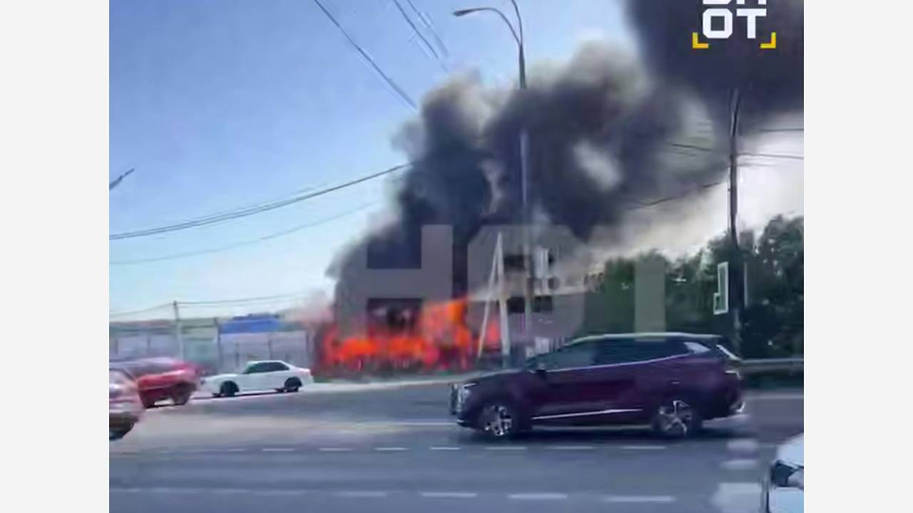 Мощный пожар в подмосковном строймаркете сняли на видео Мощный пожар в подмосковном строймаркете сняли на видео