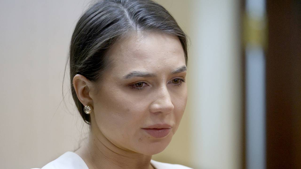 Психолог оценил появление Лерчек в суде в белом платье Психолог оценил появление Лерчек в суде в белом платье