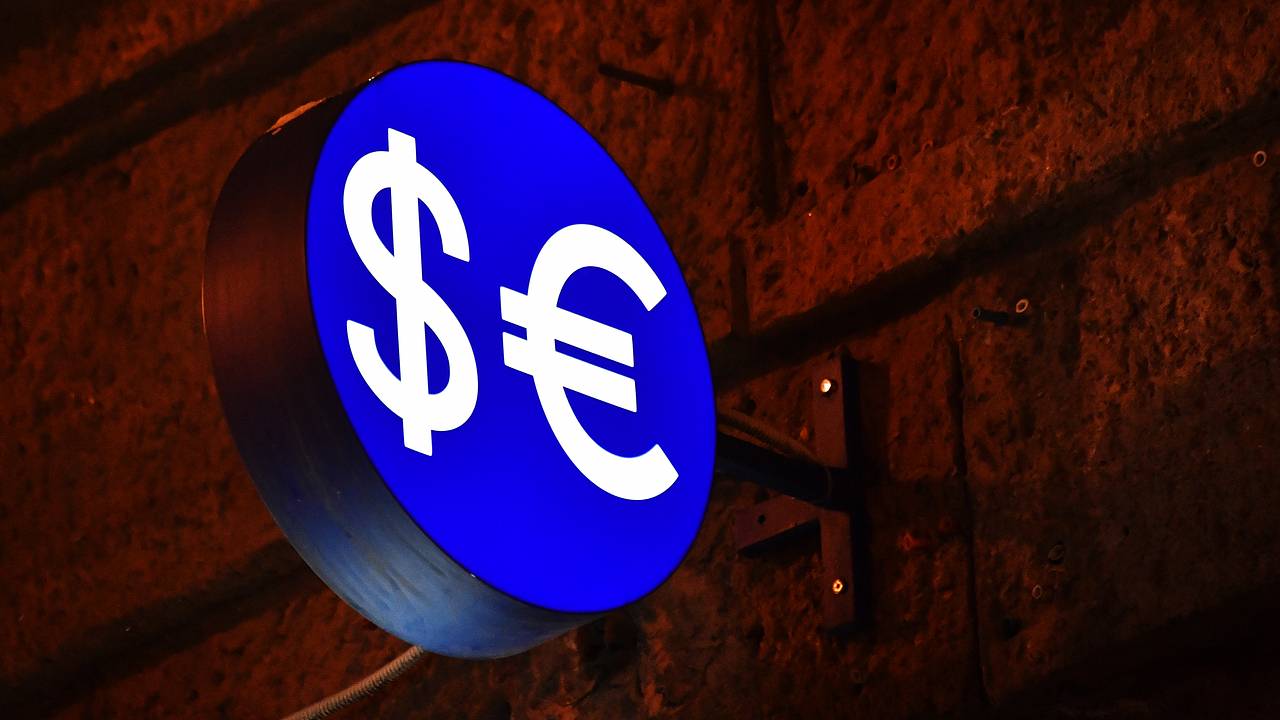 Официальный курс доллара к рублю перестал падать Официальный курс доллара к рублю перестал падать