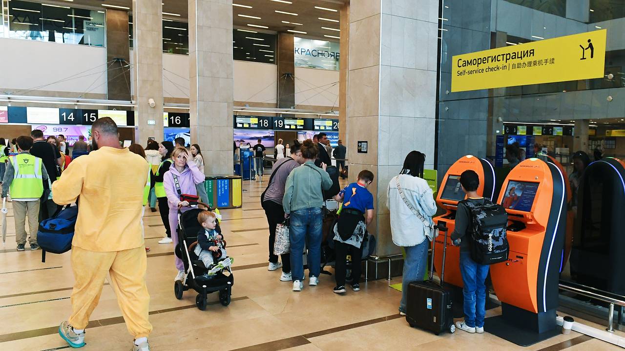 Судебный пристав помог мужчине с приступом эпилепсии в российском аэропорту Судебный пристав помог мужчине с приступом эпилепсии в российском аэропорту