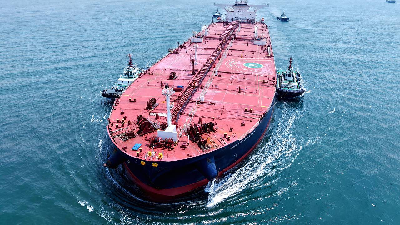 В Китае отказались принимать огромный танкер с российской нефтью В Китае отказались принимать огромный танкер с российской нефтью