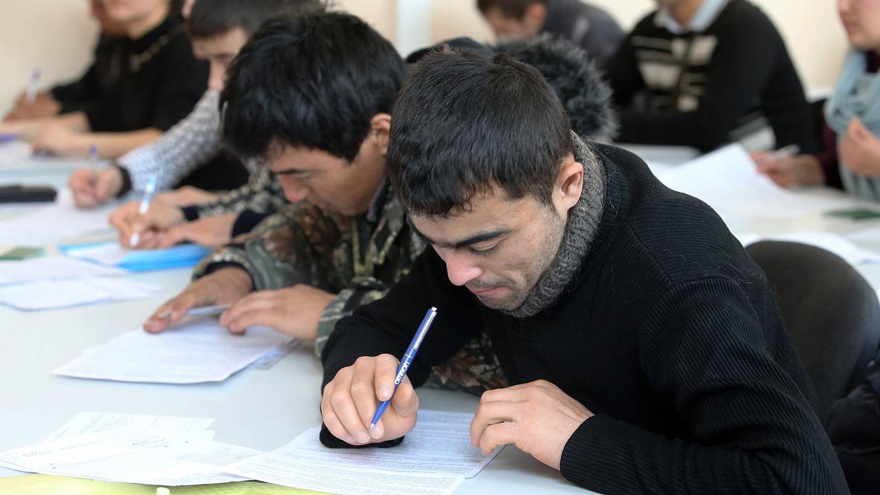 В Госдуму внесли отменяющий экзамен по русскому для части трудовых мигрантов проект