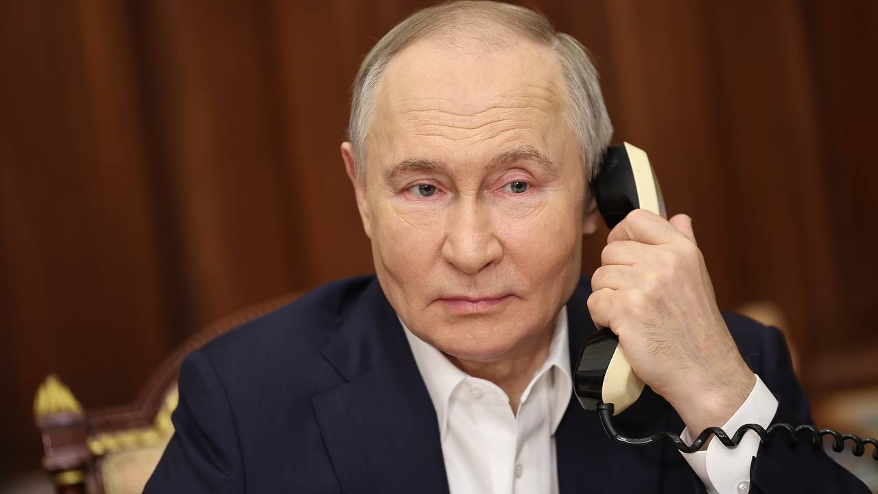 Путин созвонился с губернатором Брянской области и главой РЖД Путин созвонился с губернатором Брянской области и главой РЖД
