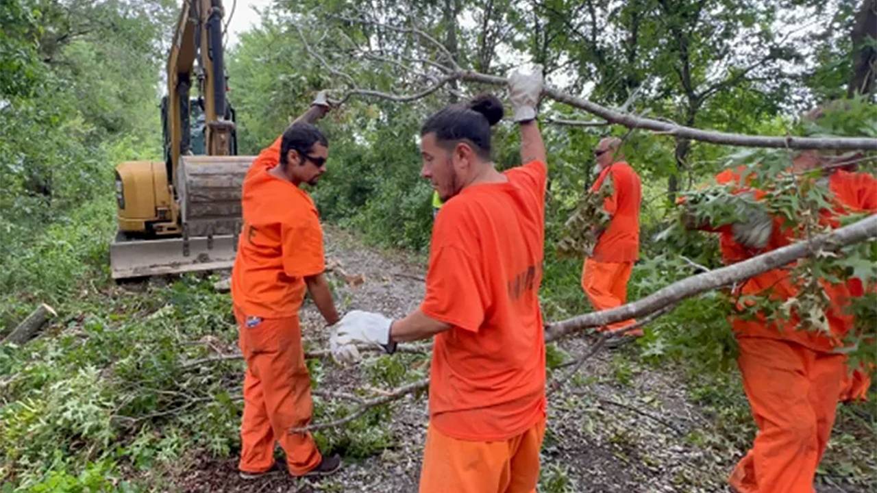 Заключенные спасли женщину и троих детей после торнадо Заключенные спасли женщину и троих детей после торнадо