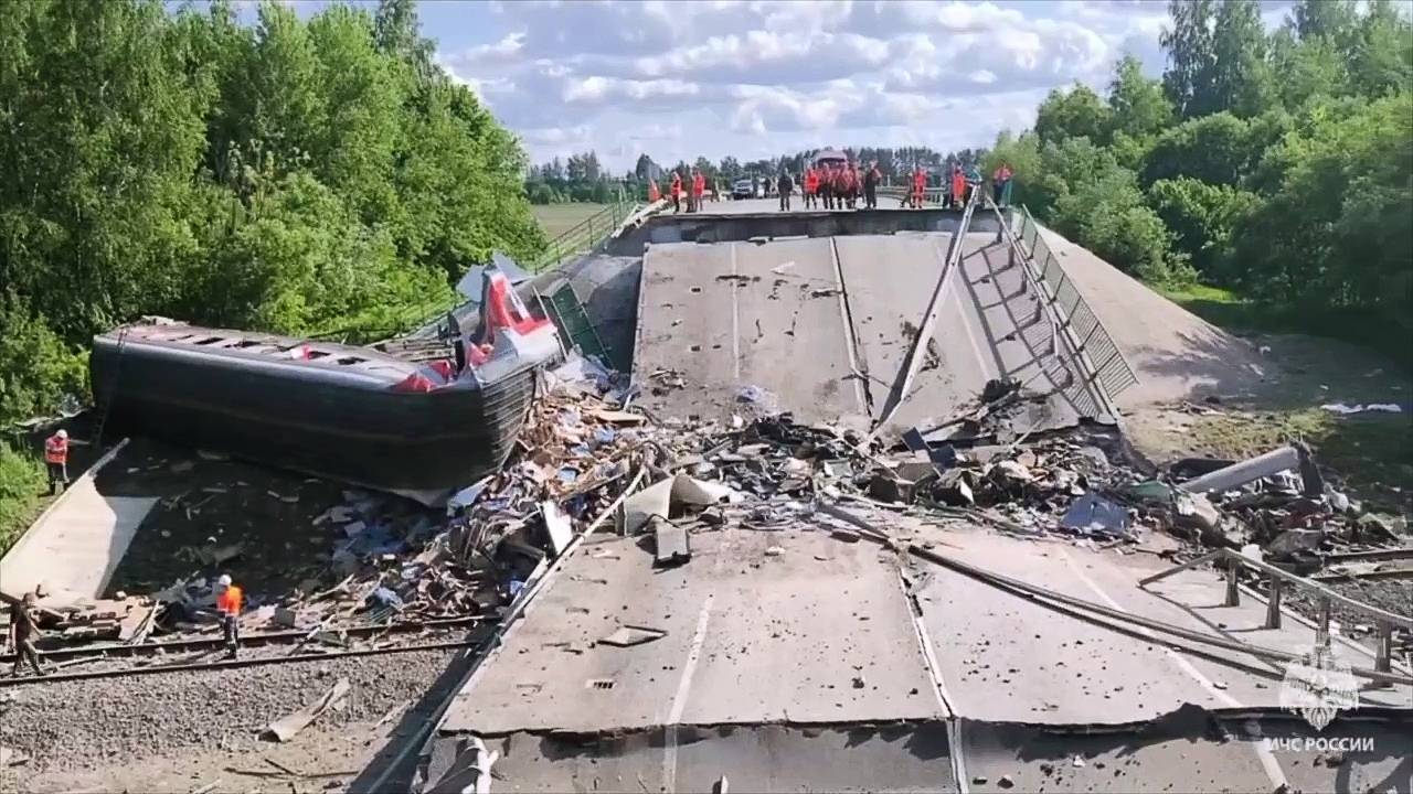 Назван срок строительства замены разрушенного моста в Брянской области Назван срок строительства замены разрушенного моста в Брянской области