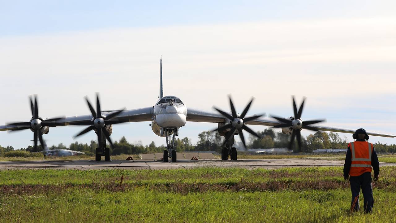 Украина полтора года готовила атаку дронами на военные аэродромы. Почему бомбардировщики Ту 95МС стали для ВСУ удобной целью? Украина полтора года готовила атаку дронами на военные аэродромы. Почему бомбардировщики Ту 95МС стали для ВСУ удобной целью?