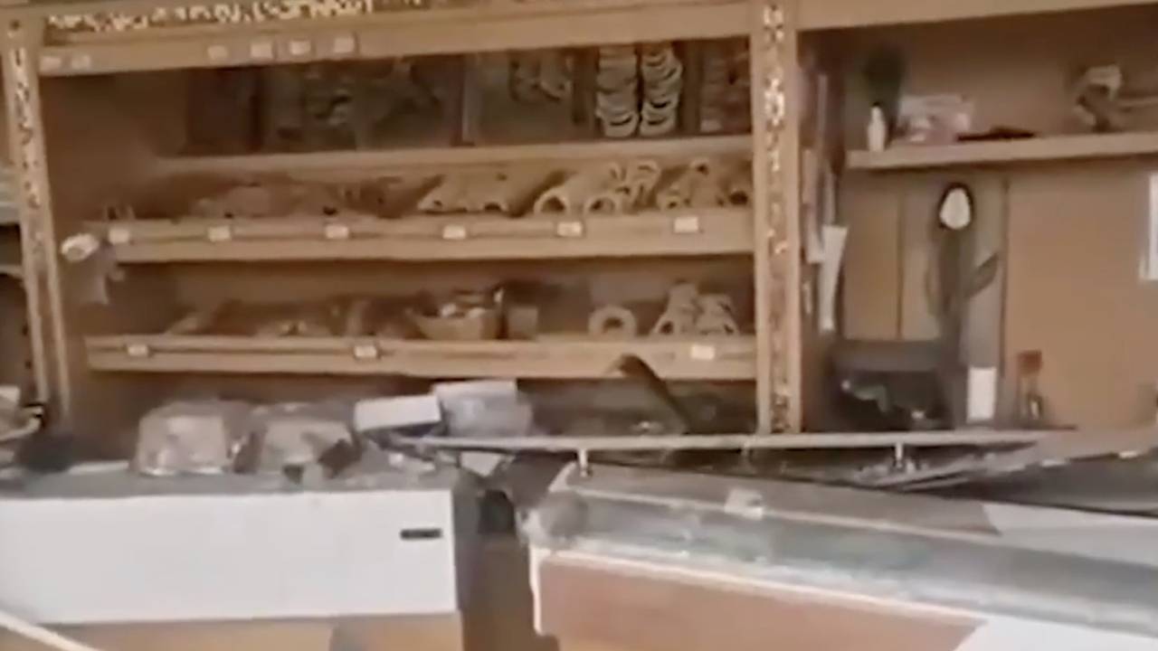 Влюбленные завтракали в пекарне на греческом острове и оказались под колесами джипа Влюбленные завтракали в пекарне на греческом острове и оказались под колесами джипа