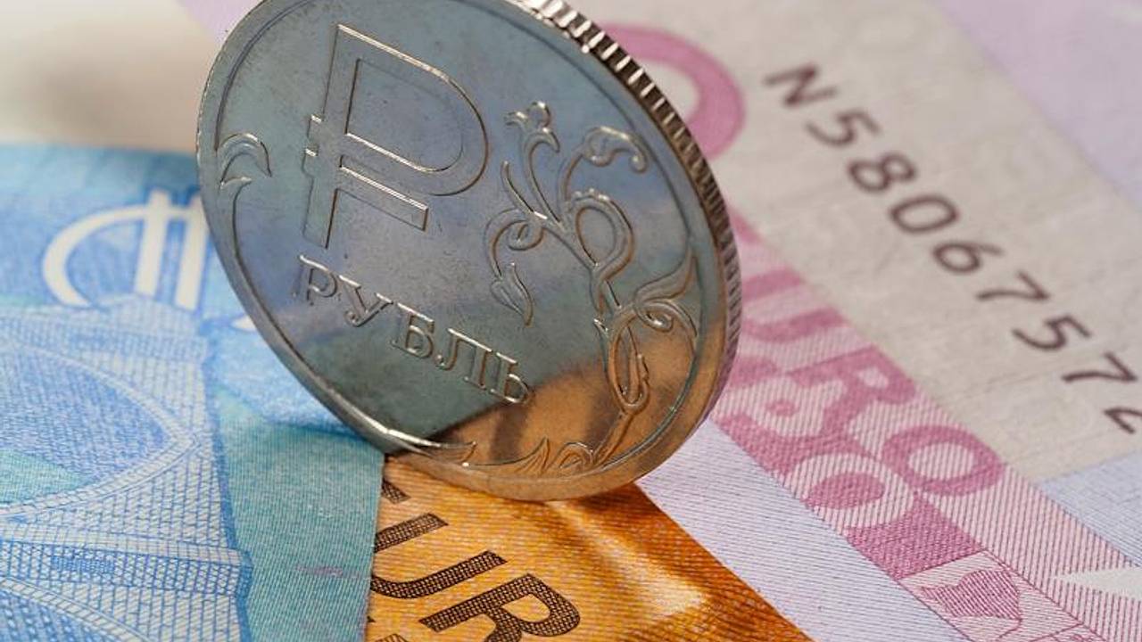 Предсказан курс рубля в июне Предсказан курс рубля в июне