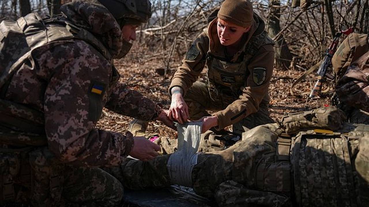 СБУ попытались снять российский флаг в Троицком СБУ попытались снять российский флаг в Троицком