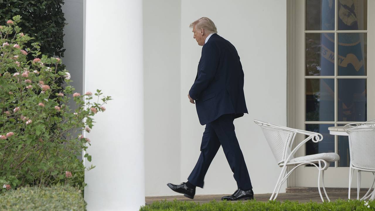 Мужчина попытался проникнуть в резиденцию Трампа для обсуждения с ним Евангелия Мужчина попытался проникнуть в резиденцию Трампа для обсуждения с ним Евангелия