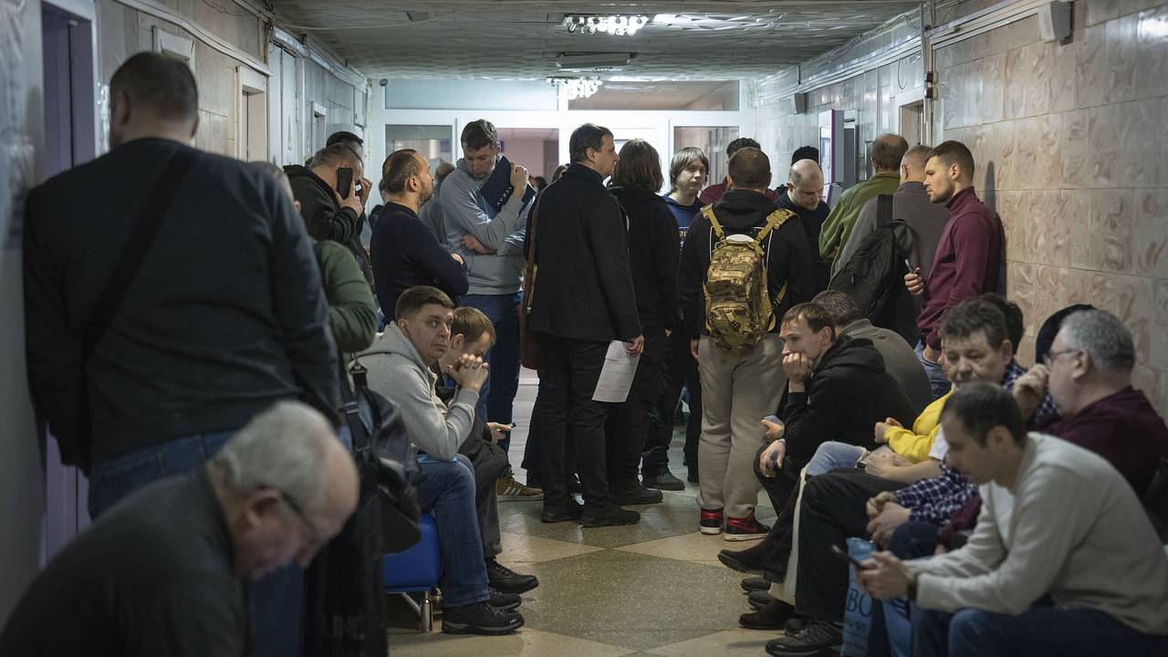 Поведение сотрудников военкоматов на Украине объяснили животным удовольствием Поведение сотрудников военкоматов на Украине объяснили животным удовольствием