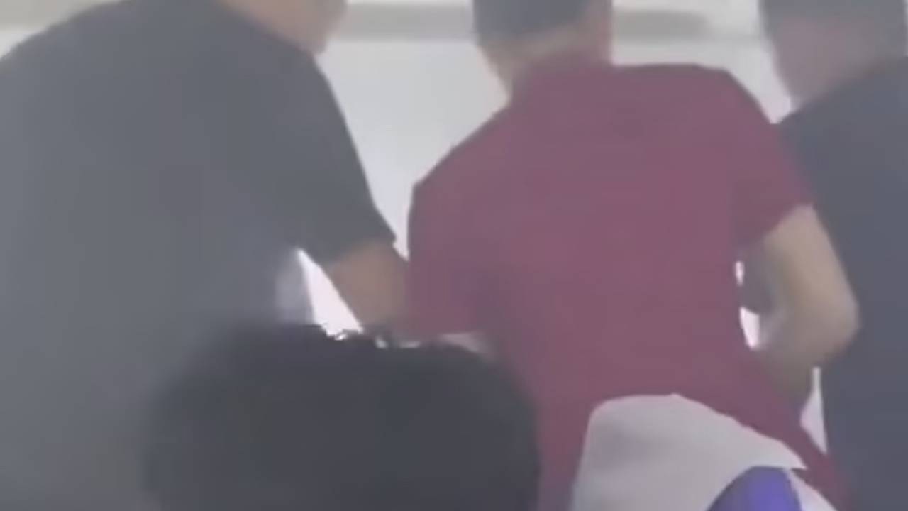 Паника в салоне самолета после взрыва на борту попала на видео Паника в салоне самолета после взрыва на борту попала на видео