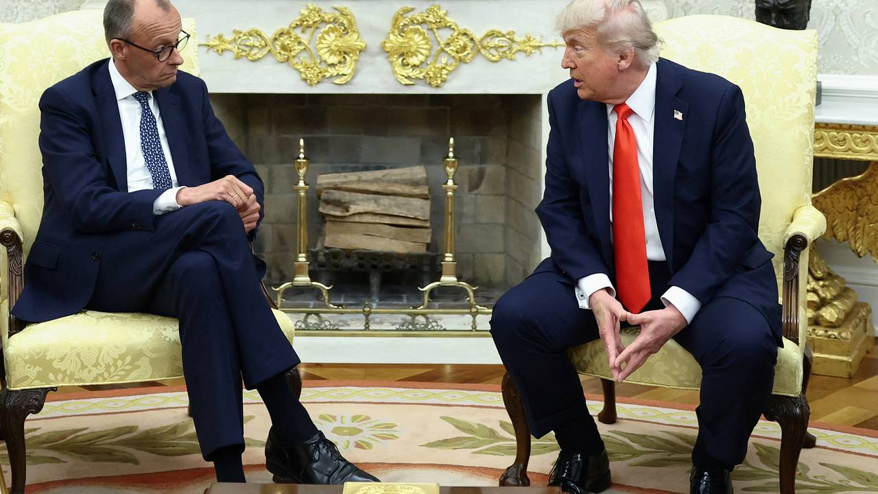 Мерц подарил Трампу свидетельство о рождении его деда Мерц подарил Трампу свидетельство о рождении его деда