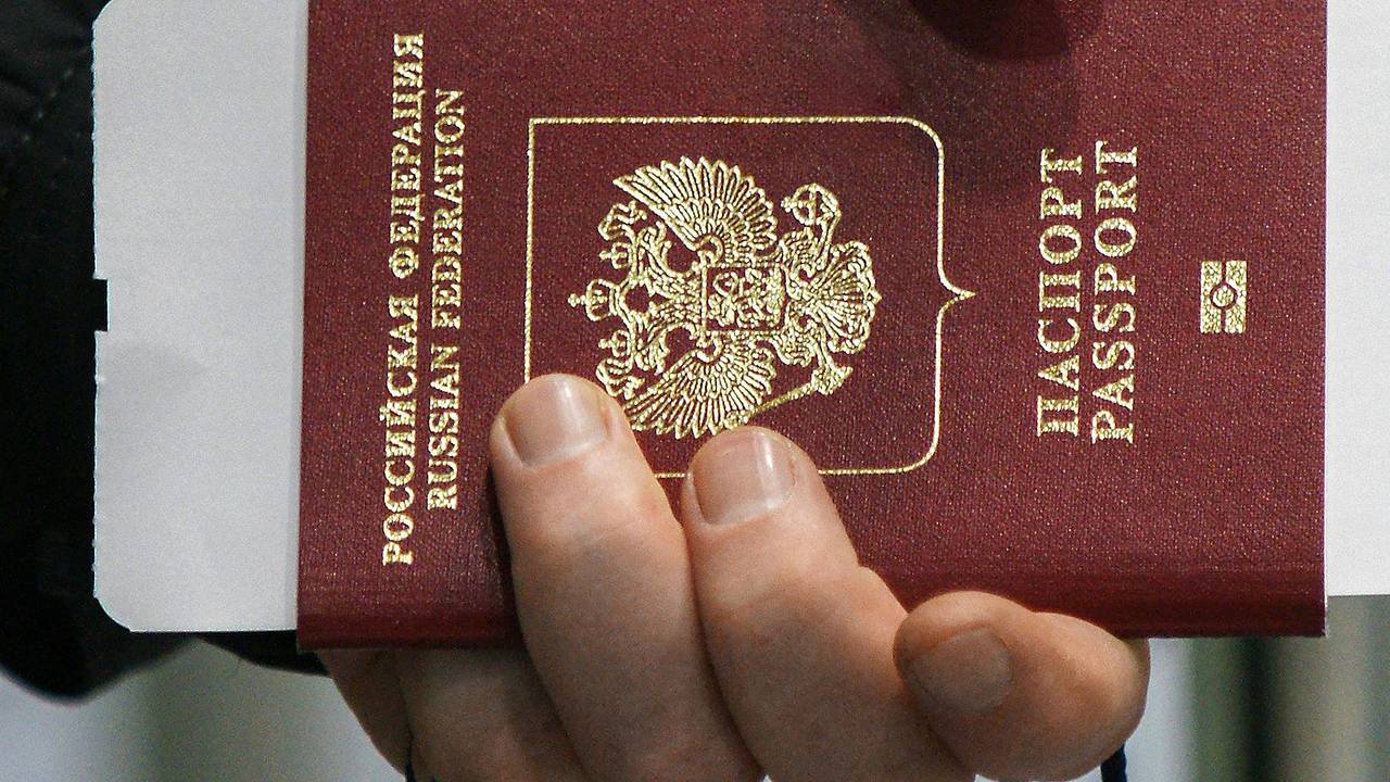 Бывшая сотрудница МВД незаконного выдала загранпаспорта почти 120 россиянам Бывшая сотрудница МВД незаконного выдала загранпаспорта почти 120 россиянам