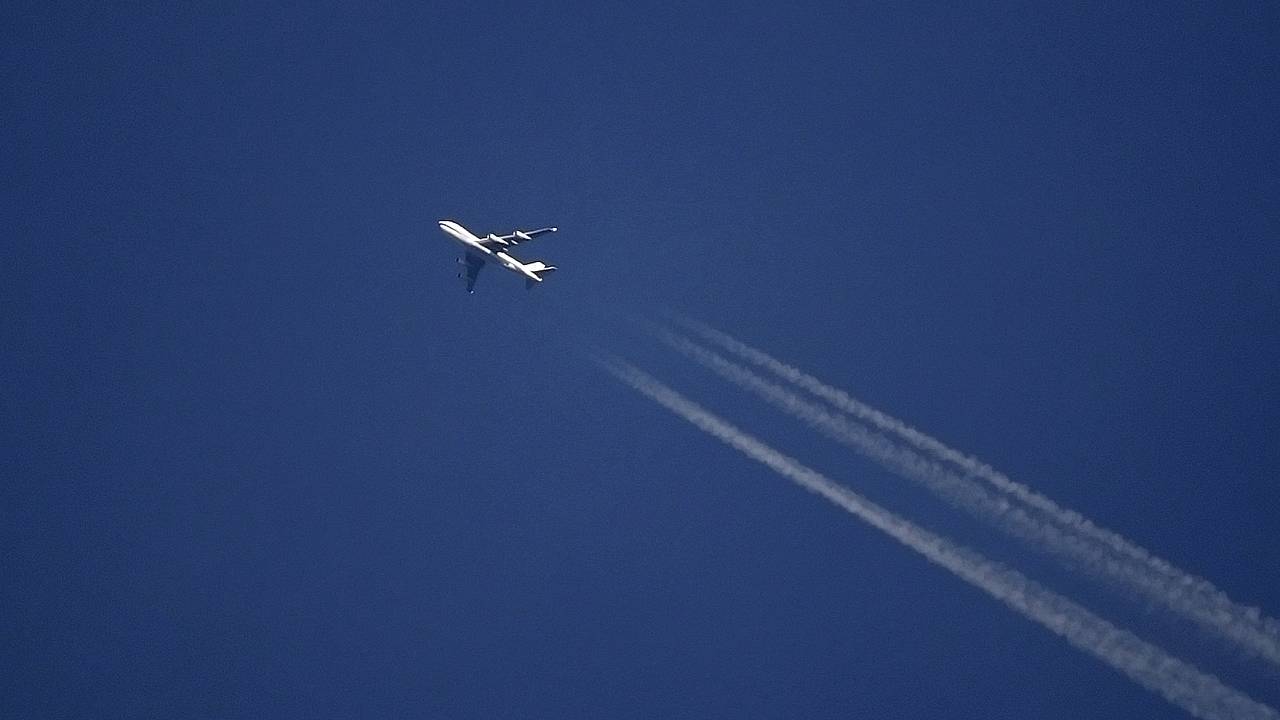 Самолет совершил экстренную посадку в Шереметьево Самолет совершил экстренную посадку в Шереметьево