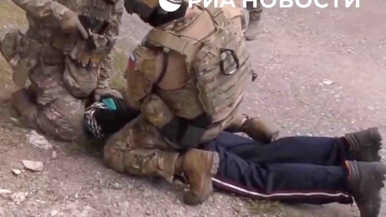 ФСБ показала видео задержания работавшего на Украину жителя ЛНР ФСБ показала видео задержания работавшего на Украину жителя ЛНР