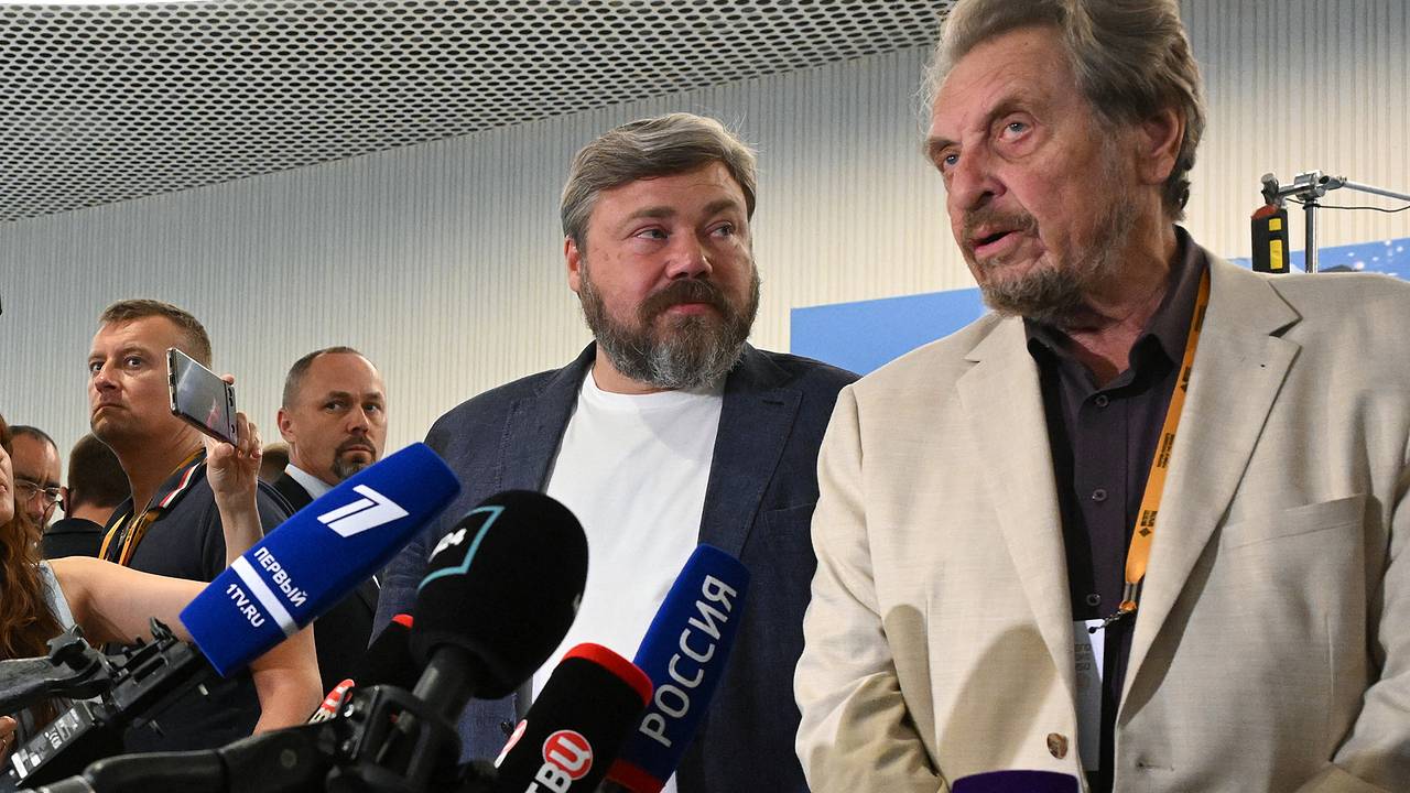 Отец Маска не ответил на вопрос о встрече с Путиным Отец Маска не ответил на вопрос о встрече с Путиным