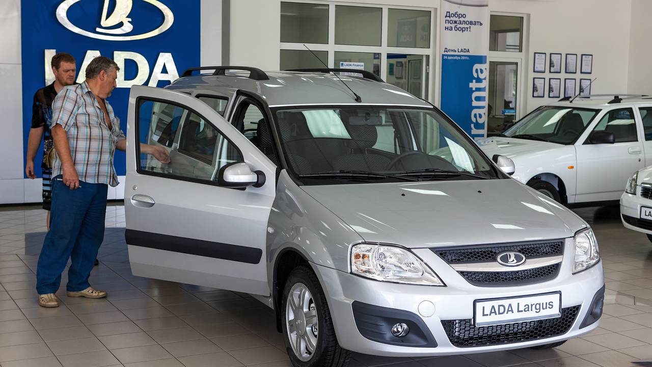Третья модель «АвтоВАЗа» вернулась в список самых продаваемых в России Третья модель «АвтоВАЗа» вернулась в список самых продаваемых в России