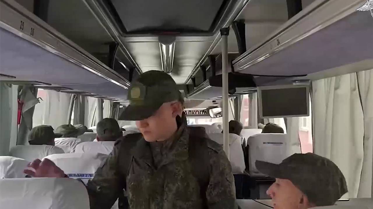 Разговоры вернувшихся из плена российских военных с матерями сняли на видео Разговоры вернувшихся из плена российских военных с матерями сняли на видео