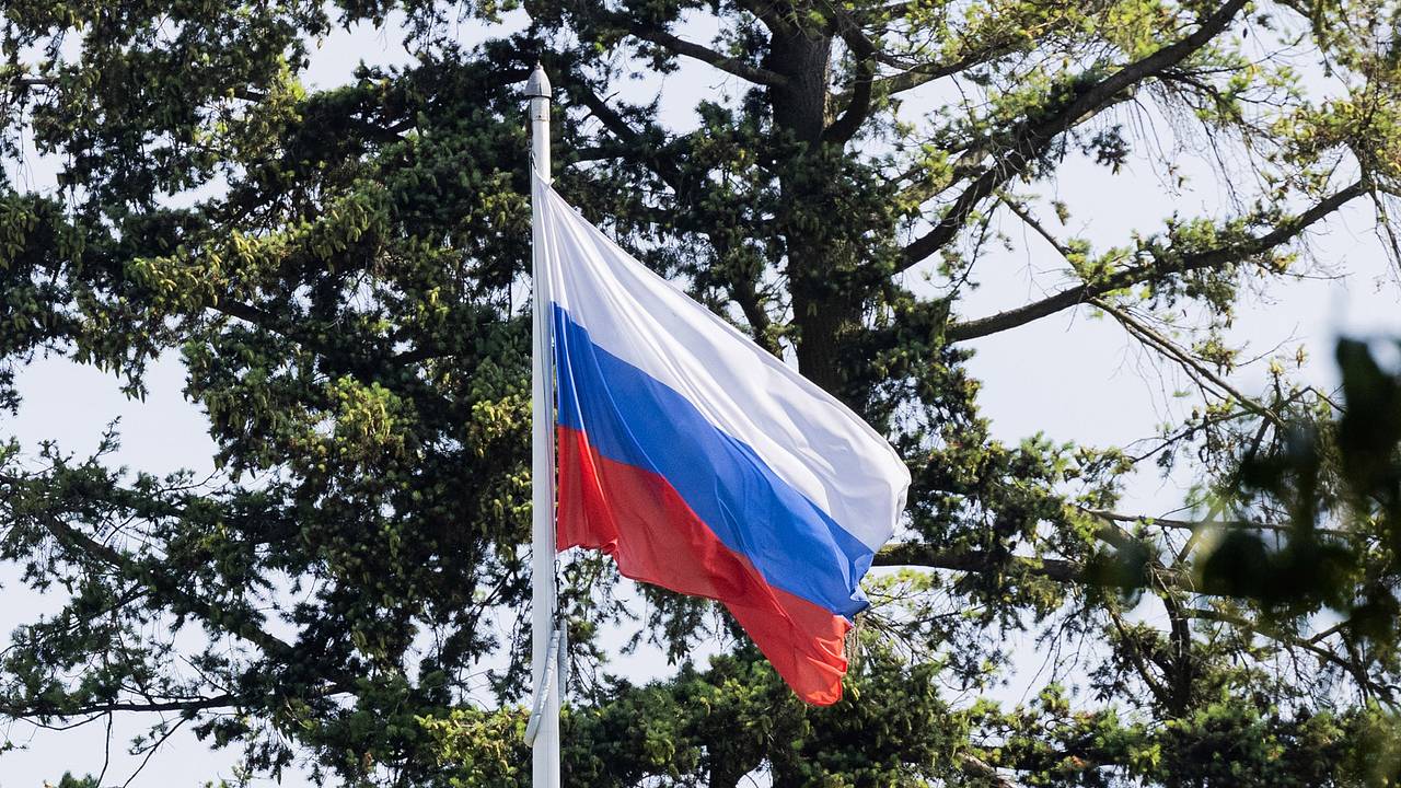 СК отреагировал на сжегшего российский флаг в Берлине мужчину СК отреагировал на сжегшего российский флаг в Берлине мужчину