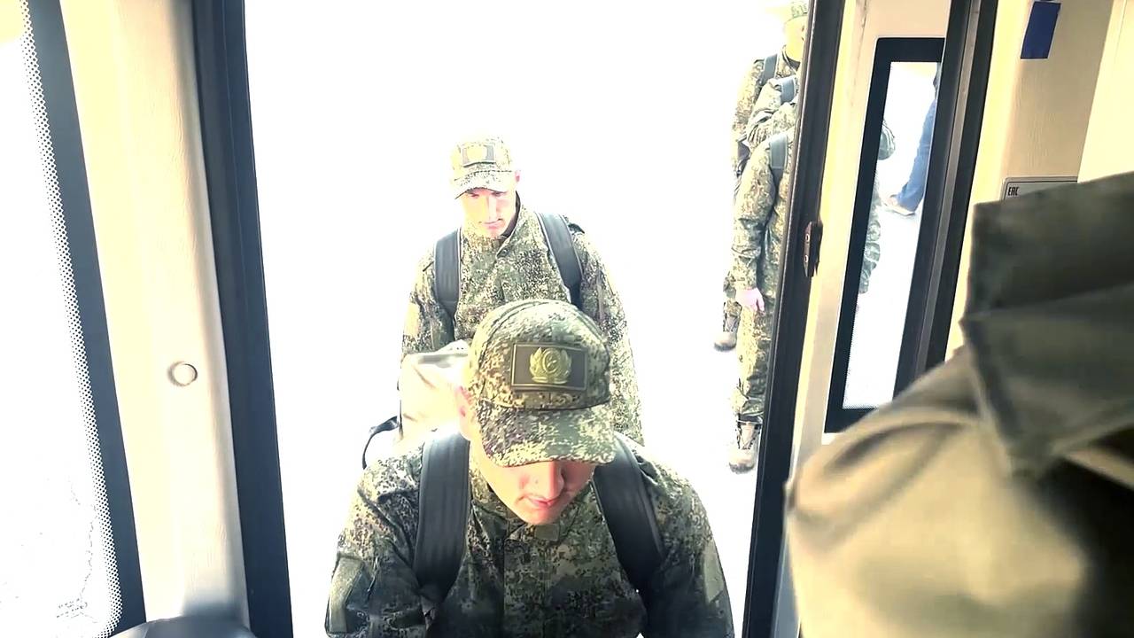 Освобожденные из плена российские военные прилетели в Москву Освобожденные из плена российские военные прилетели в Москву