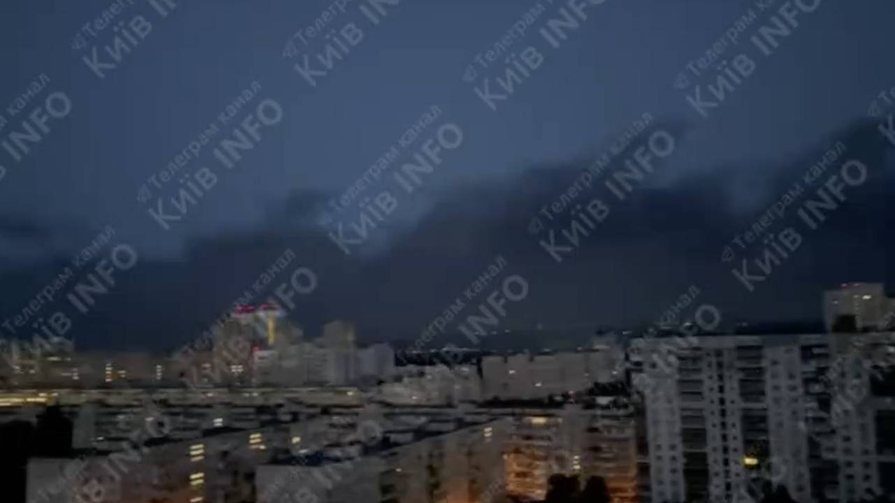 В Киеве после ночного налета дронов не увидели рассвета из-за черного дыма В Киеве после ночного налета дронов не увидели рассвета из-за черного дыма