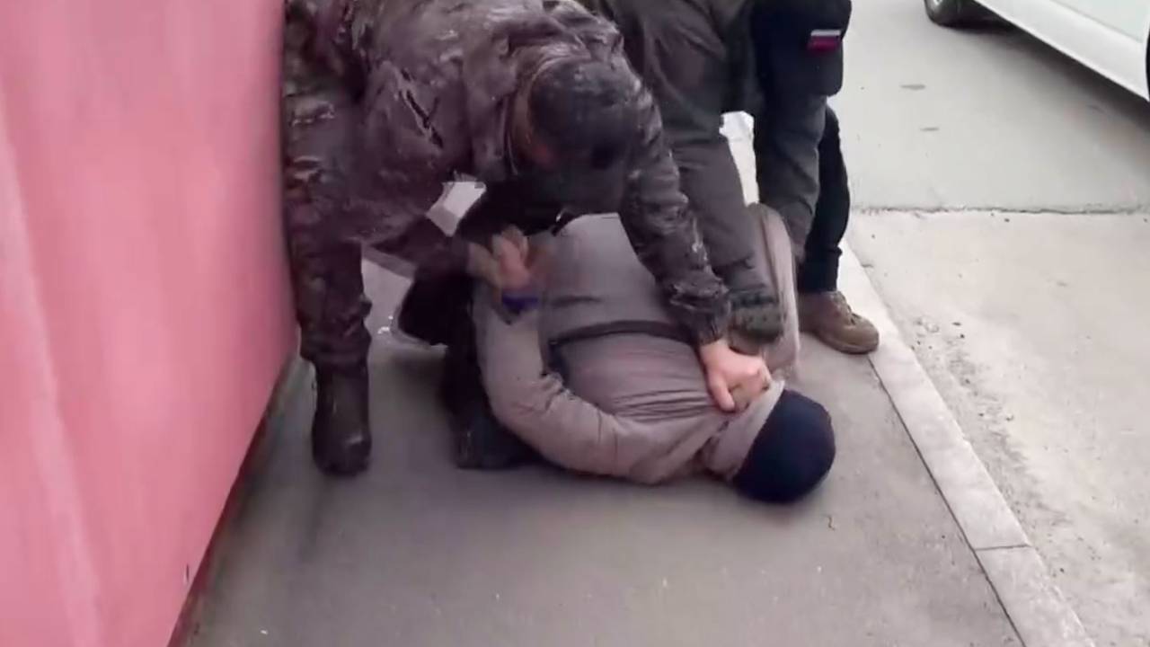 Задержание топ-менеджера филиала Россельхозбанка попало на видео Задержание топ-менеджера филиала Россельхозбанка попало на видео