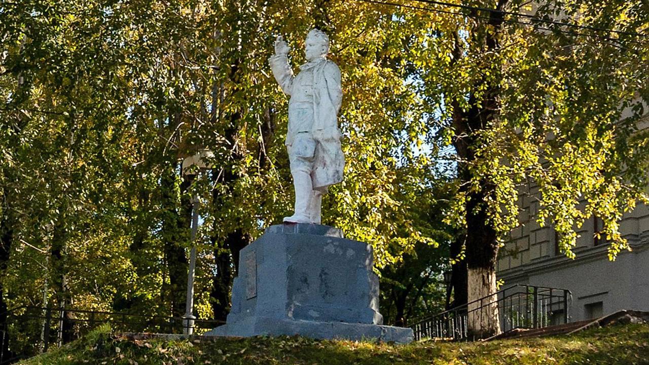 Памятнику революционеру в российском городе неожиданно поменяли облик Памятнику революционеру в российском городе неожиданно поменяли облик