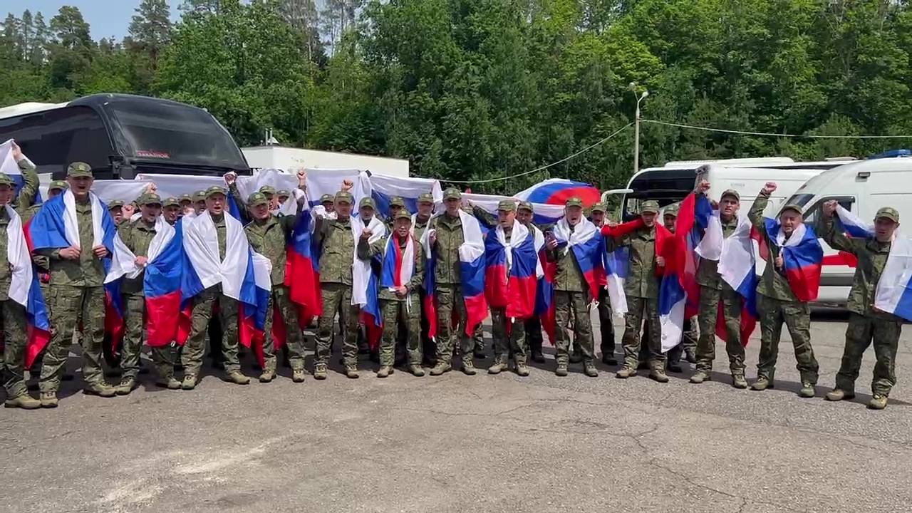 Самолет с вернувшимися из украинского плена российскими бойцами приземлился под Москвой Самолет с вернувшимися из украинского плена российскими бойцами приземлился под Москвой