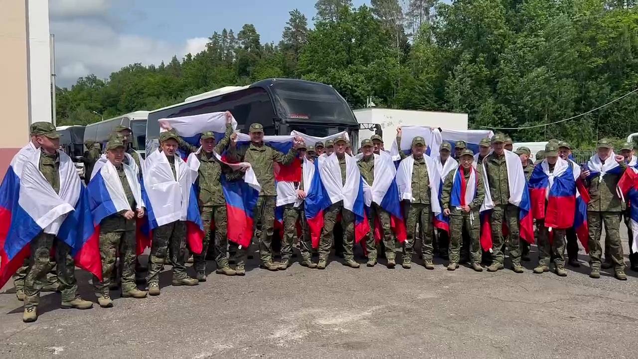 Вернувшиеся из украинского плена военные поздравили с Днем России Вернувшиеся из украинского плена военные поздравили с Днем России