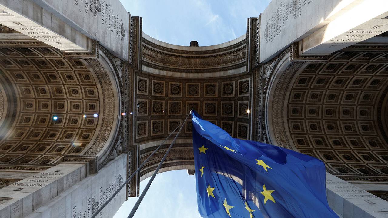 Во Франции призвали ограничить перемещения дипломатов России по ЕС Во Франции призвали ограничить перемещения дипломатов России по ЕС