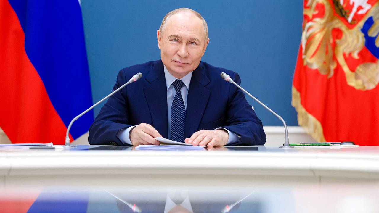 Путин поздравил Си Цзиньпина с днем рождения Путин поздравил Си Цзиньпина с днем рождения