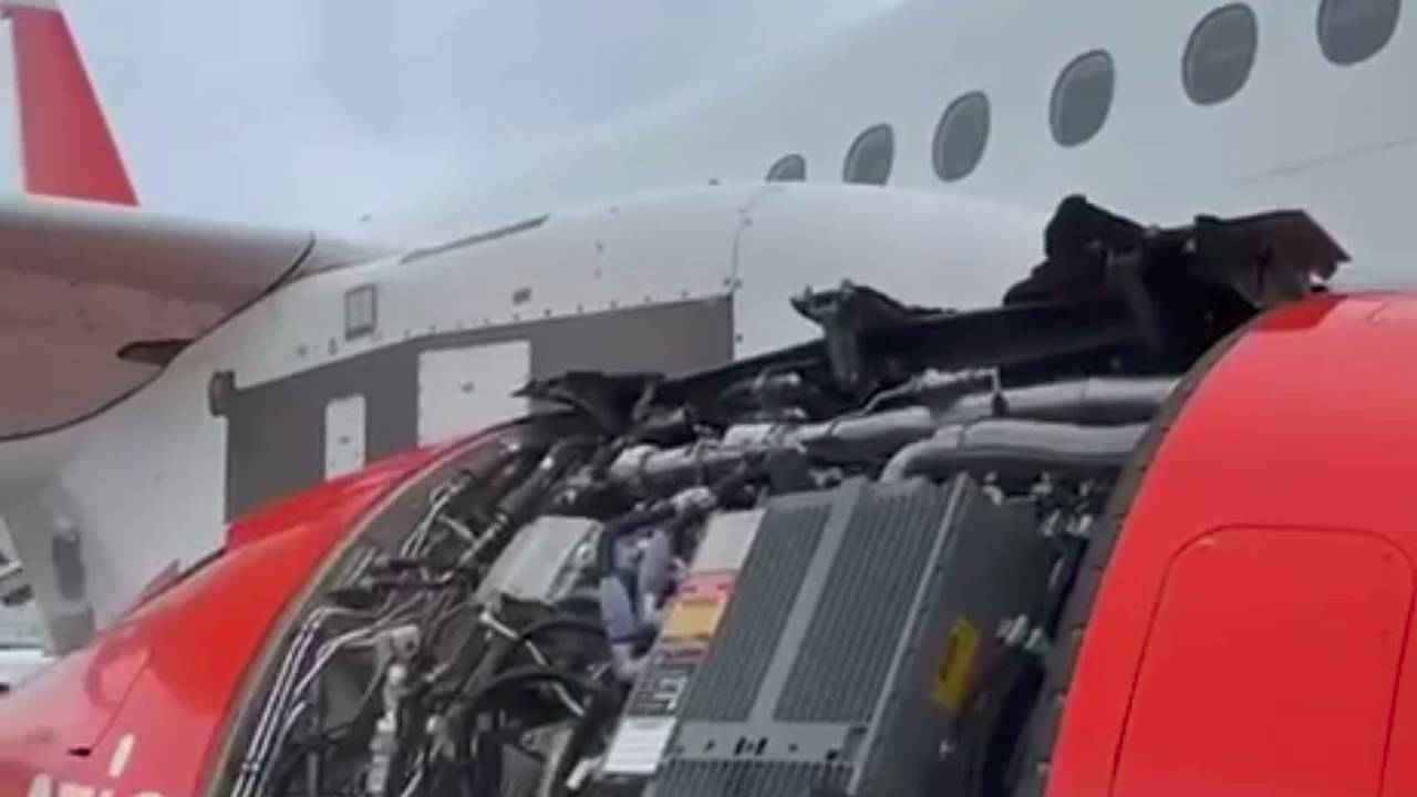 Самолет Superjet 100 потерял капот во время взлета и попал на видео Самолет Superjet 100 потерял капот во время взлета и попал на видео
