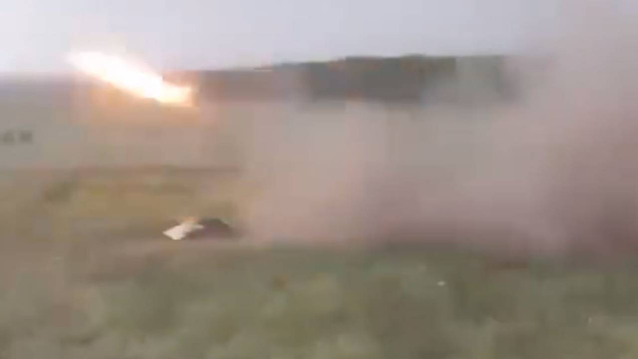 Залп из поступившей в российские войска северокорейской установки РСЗО сняли на видео Залп из поступившей в российские войска северокорейской установки РСЗО сняли на видео