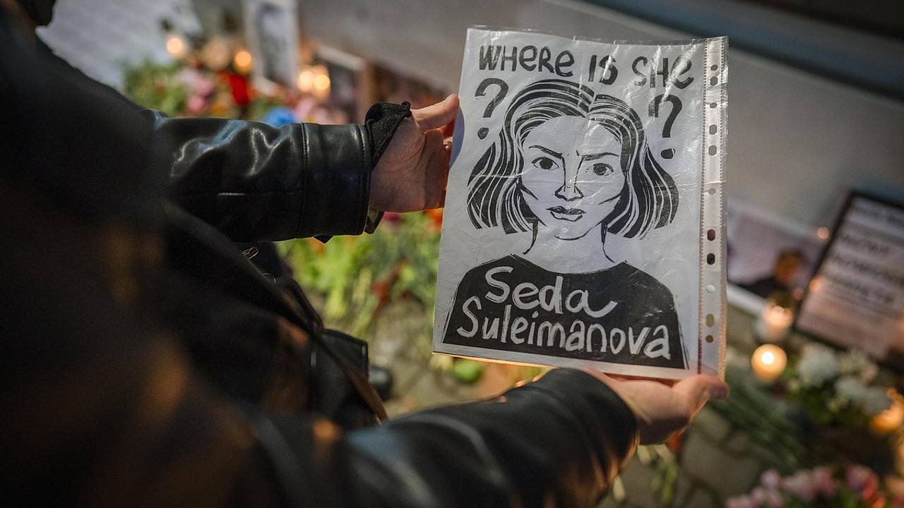 Седа Сулейманова покинула Чечню из-за принудительного брака и пропала после возвращения силой. Теперь ее объявили в розыск Седа Сулейманова покинула Чечню из-за принудительного брака и пропала после возвращения силой. Теперь ее объявили в розыск