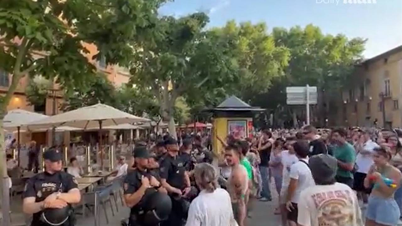 Толпа глумящихся над туристами жителей популярного курорта Европы попала на видео Толпа глумящихся над туристами жителей популярного курорта Европы попала на видео