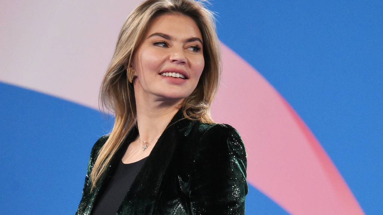 Кабаева вышла в свет в черном платье-кимоно Кабаева вышла в свет в черном платье-кимоно