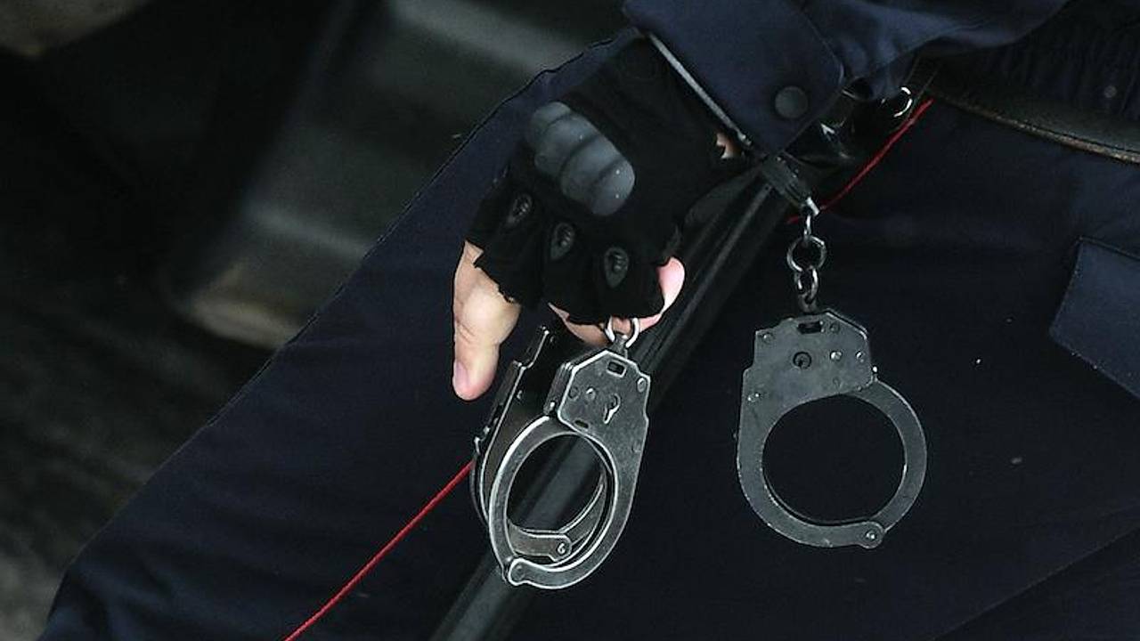 Справившему нужду на дверь силового ведомства россиянину вынесли приговор Справившему нужду на дверь силового ведомства россиянину вынесли приговор