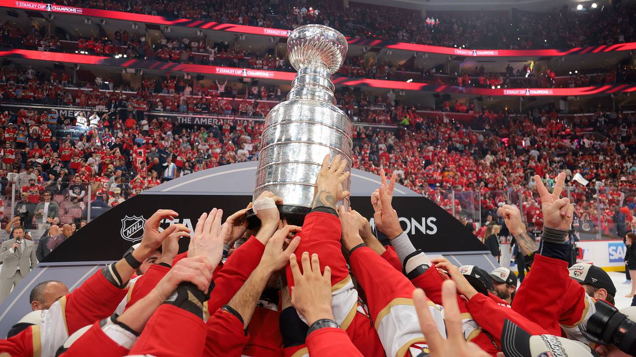 IIHF проигнорировала россиян в постере о победе «Флориды» в Кубке Стэнли IIHF проигнорировала россиян в постере о победе «Флориды» в Кубке Стэнли